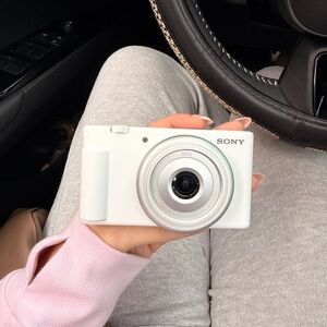 Sony ZV-1F Digital Vlog Camera in White - like new